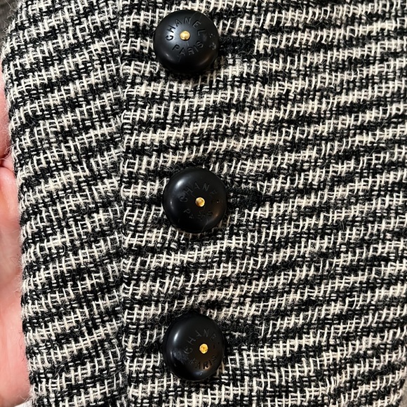 CHANEL lady one button tweed jacket - Picture 3 of 9